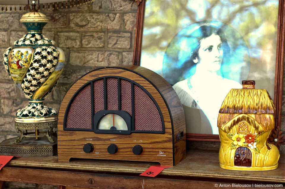 Vintage radio at Toronto St. Lawrence Market