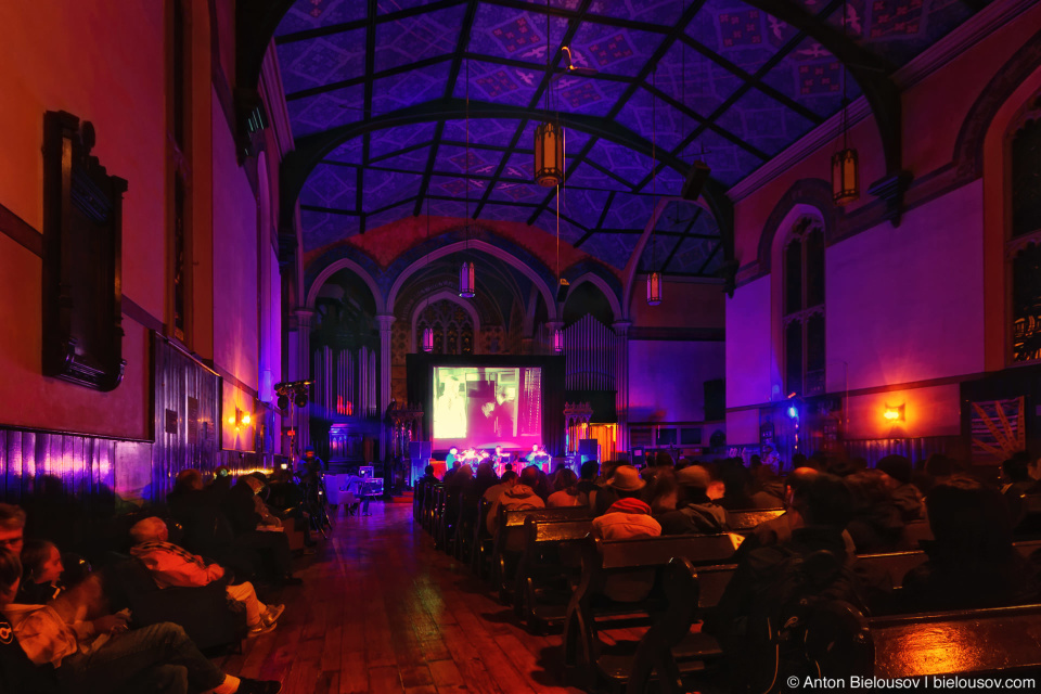 Струнный квартет играет Slow-motion Beatles в церкви Trinity Church на Nuit Blanche в Торонто