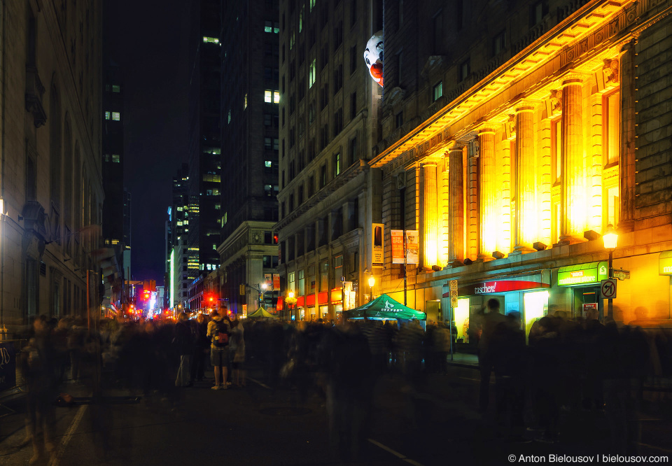 Пугающая инсталляция с клоуном на перекрытой на ночь Nuit Blanche Yonge Street в Торонто.