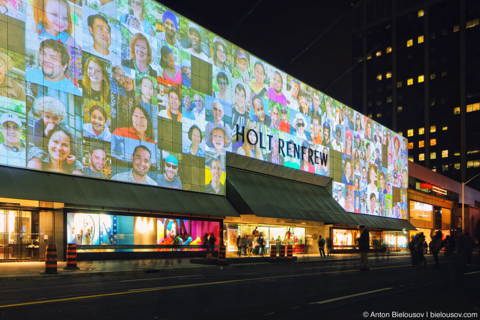 Проекция портретов прохожих на Holt Renfrew Centre во время Nuit Blanche в Торонто