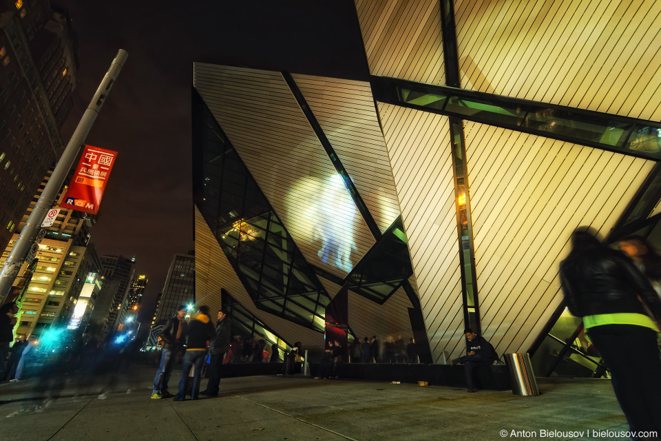 Видеоинсталляция шагающих австралопитеков на стенах Royal Ontario Museum (ROM) во время Nuit Blanche в Торонто