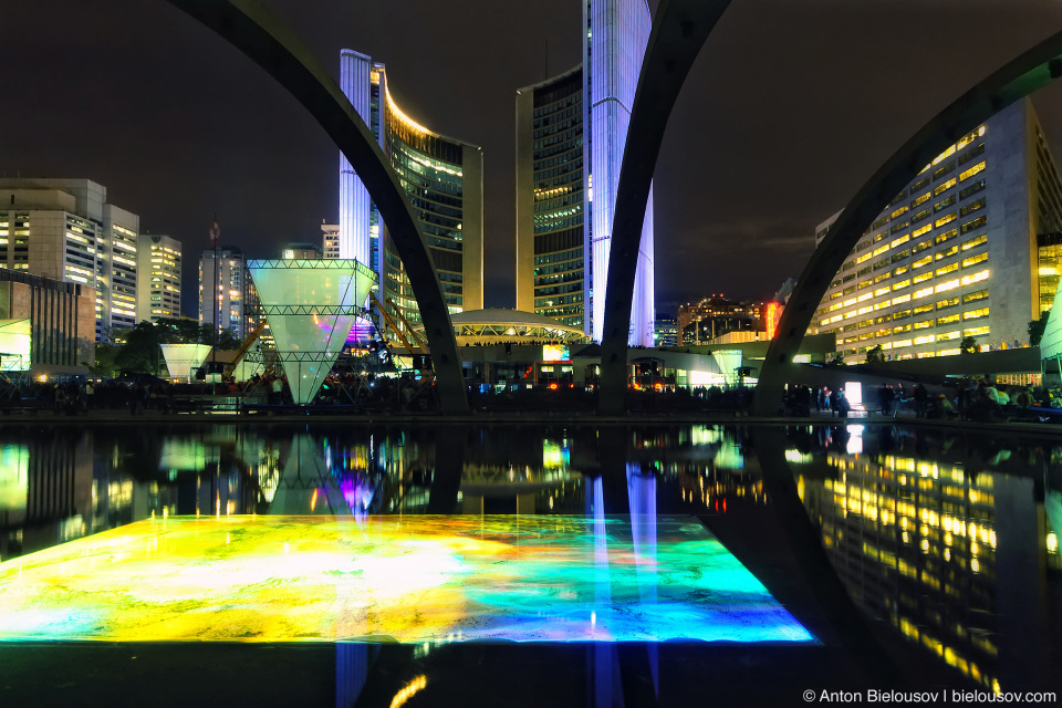 Видеоинсталляция в фонтане на Nathan Phillips Square перед городской ратушей на Nuit Blanche.