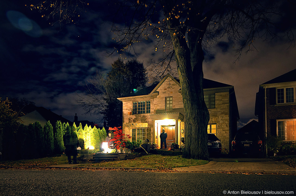 Halloween in Canada: Decorated frontyard