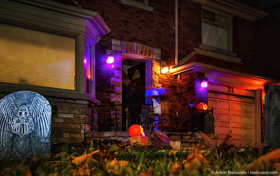 Halloween in Canada: Decorated frontyard