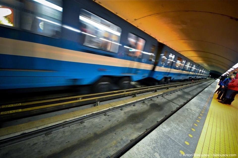 Montréal Metro Train arrival to Station