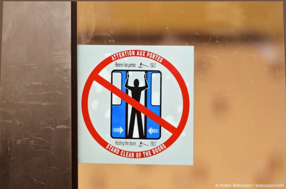 Почему нельзя головой к двери. Знаки безопасности в метро. Не прислоняться знак. Табличка не прислоняться. Знак не прислоняться к дверям.