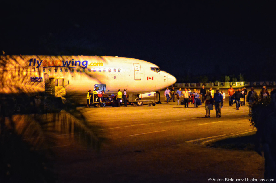 Sunwing airplane in Holguin airport