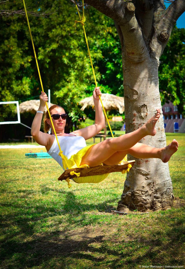 Viki swinging in Club Amigo Atlantico Guardalavaca hotel