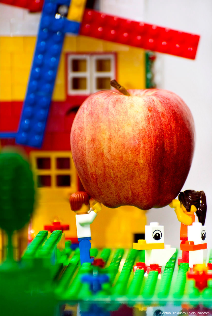 Grapple apple in hands of Lego