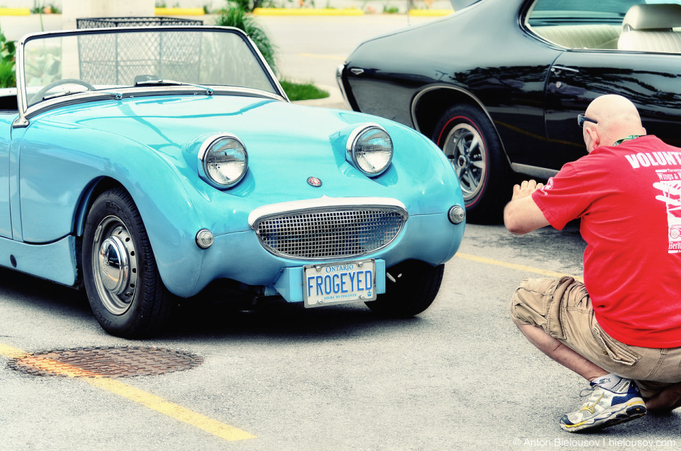 Make car smile on photo (Wings and Wheels Heritage Festival in Toronto)