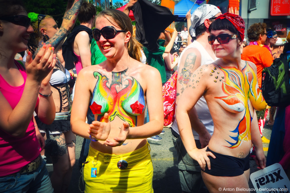 Девочки с обнаженной нрудью. Boobs body art on Toronto Pride Parade 2011