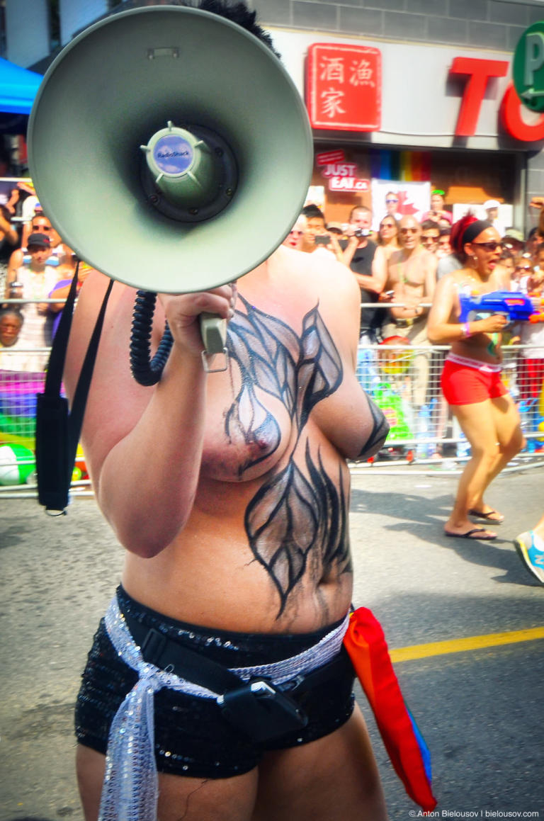 Расписные сиськи с мегафоном (Toronto Pride 2011)