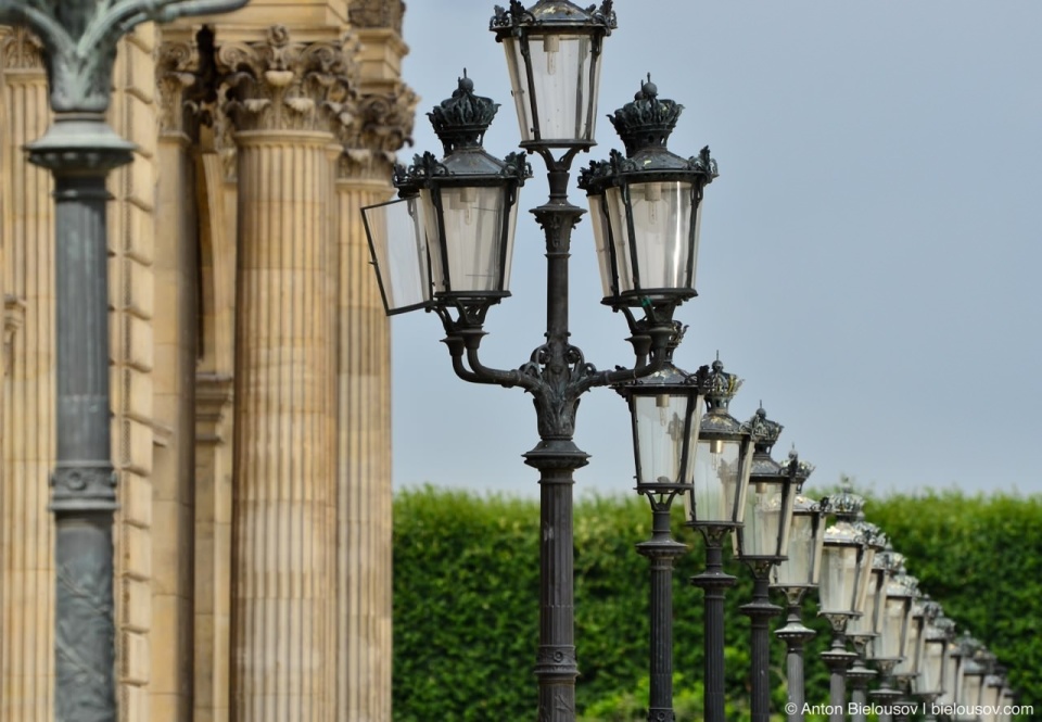 Streetlights at Musée du Louvre in Paris