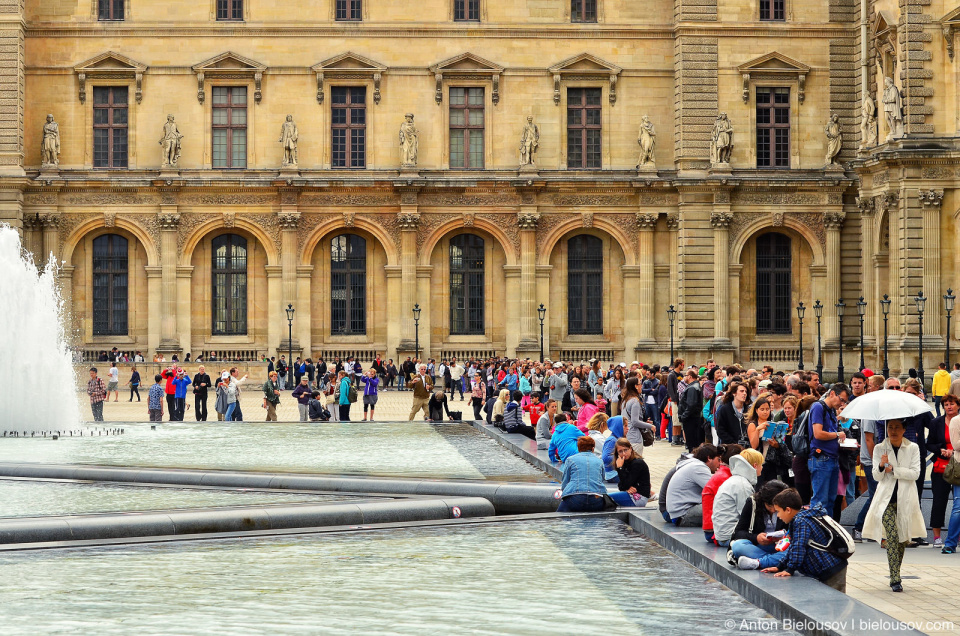 Paris Musee du Louvre Queue