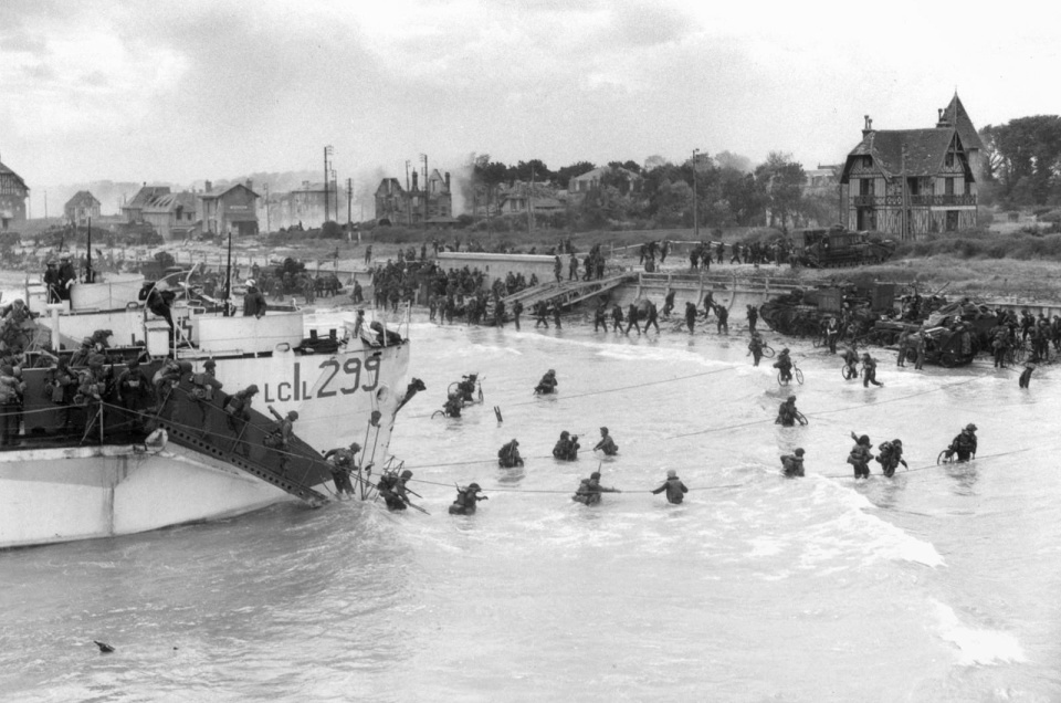 Reserve troops of the Canadian 3rd Division coming ashore at Bernières, Nan sector, Juno Beach, on D-Day, June 6, 1944. National Archives of Canada; photo, Gilbert Milne;