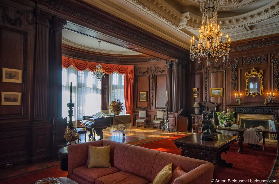 Casa Loma Living room