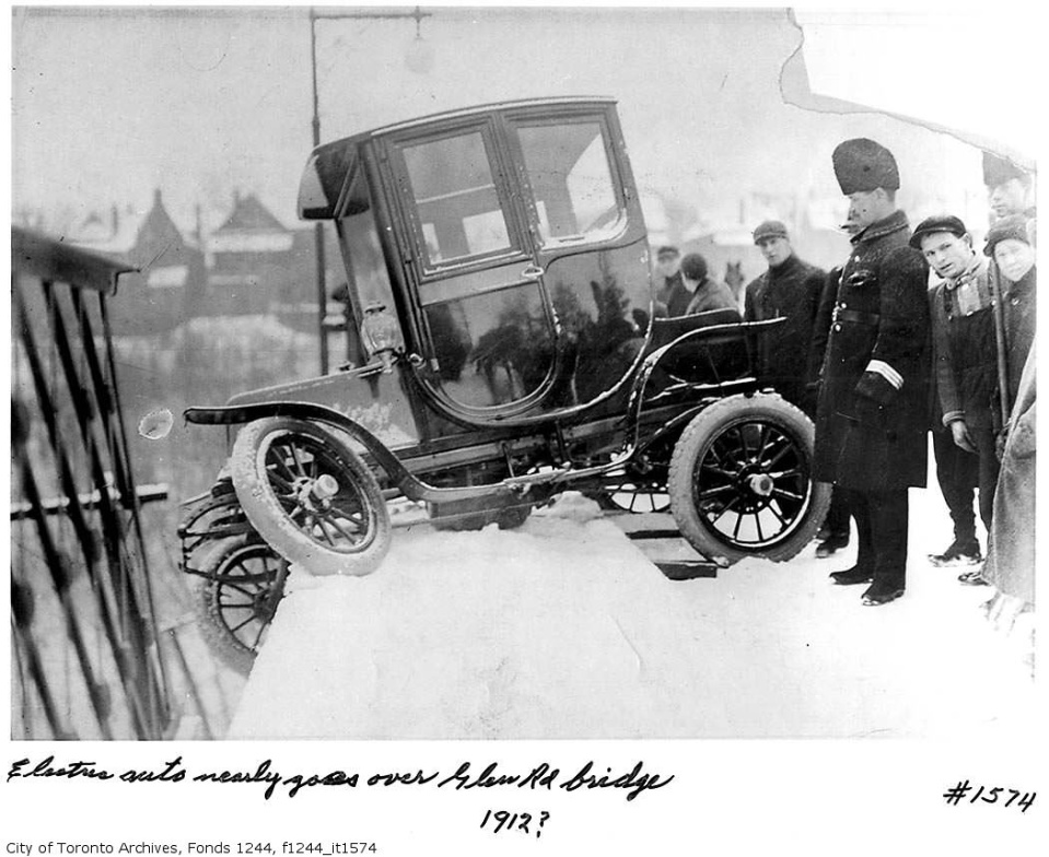 Toronto first electric car accident on Glen Road Bridge in 1912