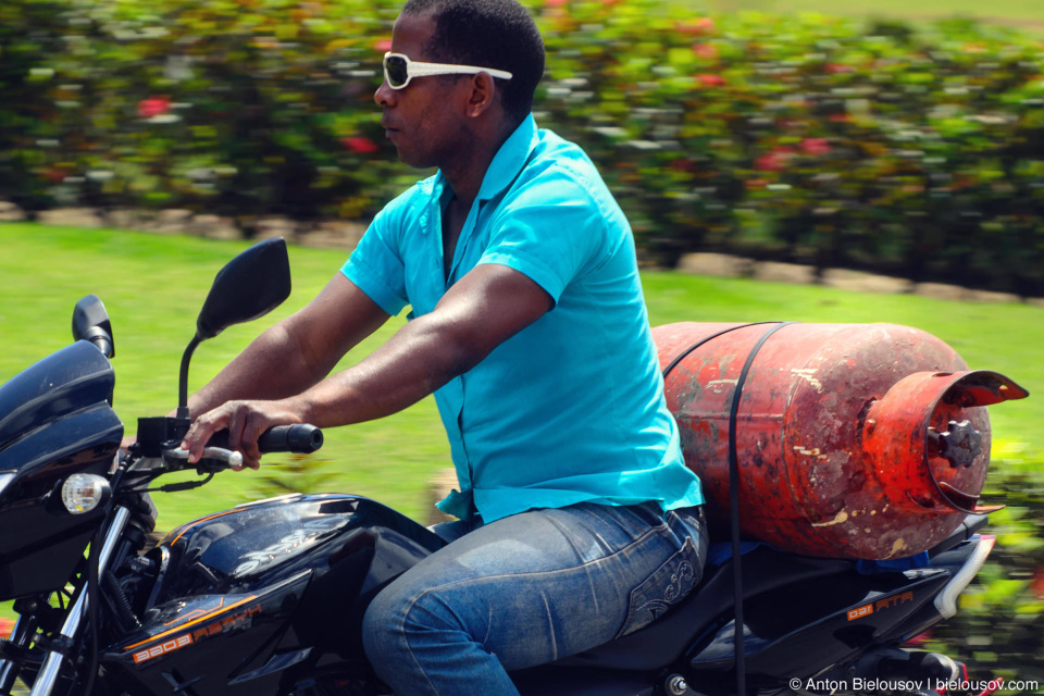 Dominican biking with gas ballon