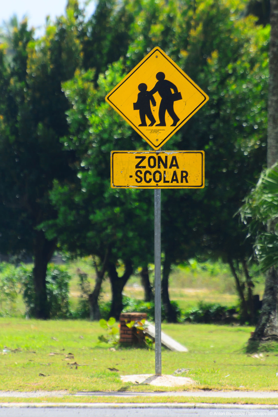 Dominican Republic — Zona scolar (school zone) road sign