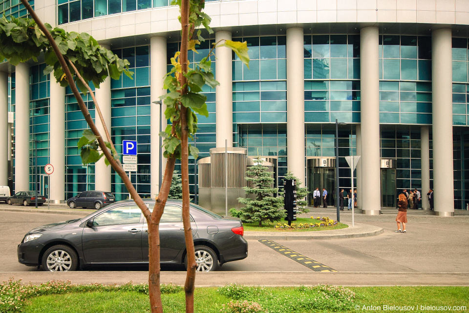 Москва-Сити. Парадные обивают одетые в деловые костюмы курцы.