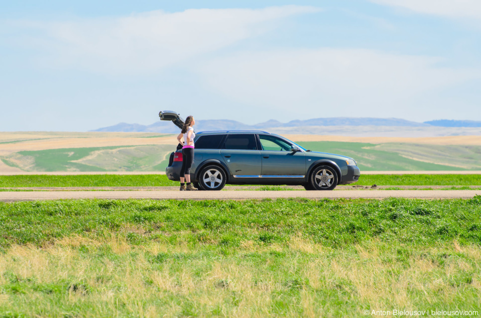 Инукшусик (Audi A6 Allroad Quattro) на границе Саскачевана и Альберты