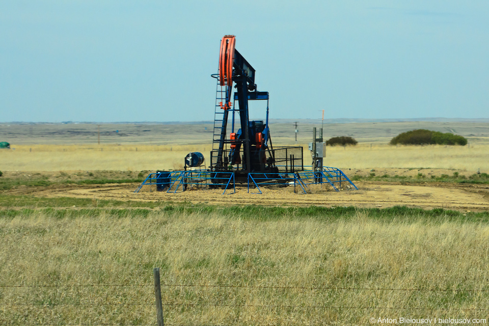 Альберта: Скучный пейзаж и одни нефтяные вышки всю дорогу.