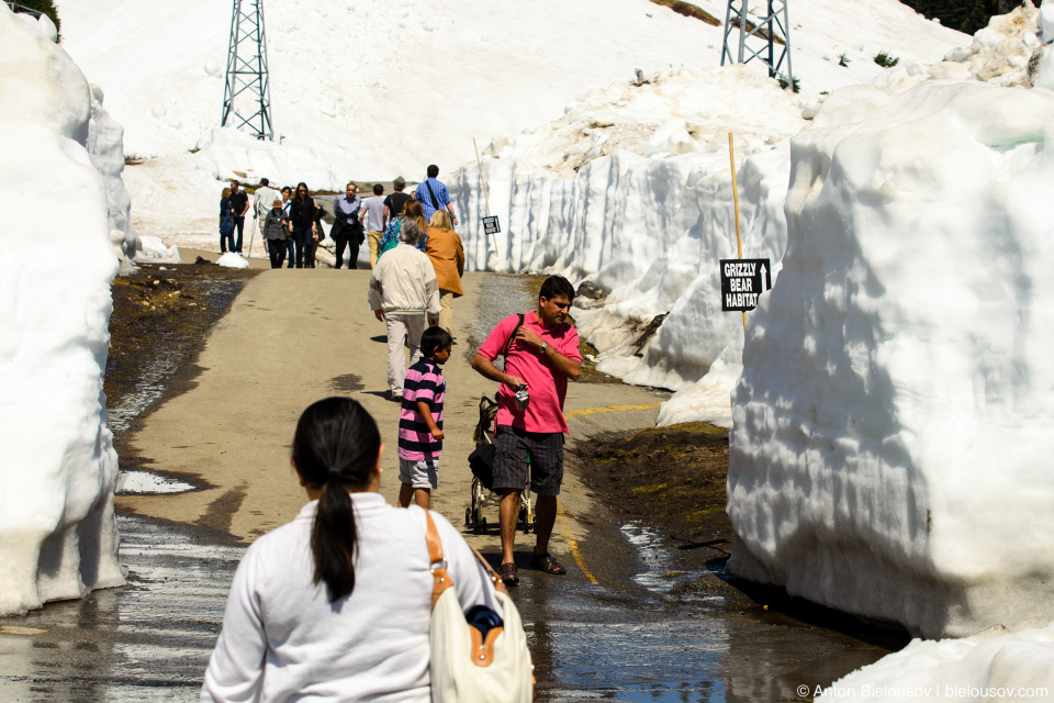 Spring at Grouse Mountain top: hot and snowy