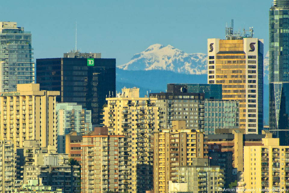 Vancouver downtown mountains view