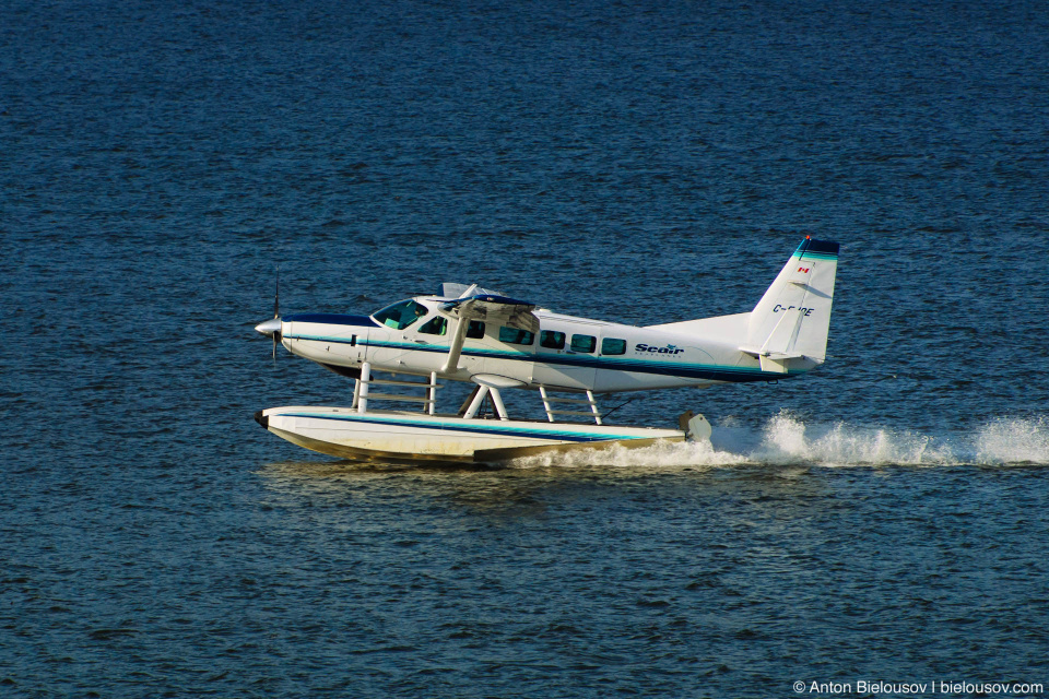 Vancouver harbour water airport plane landing