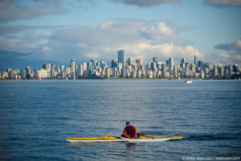 Вид на даунтаун Ванкувера с пляжа Jericho Beach через залив English Bay