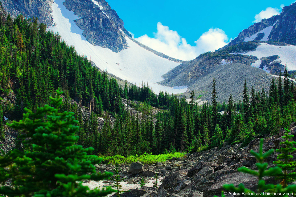 Joffre Lakes alpine valley