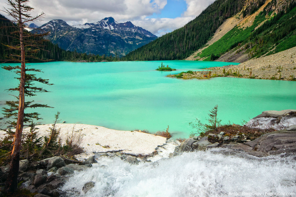 Upper Joffre Lake с ледниковой водой яркого бирюзового цвета