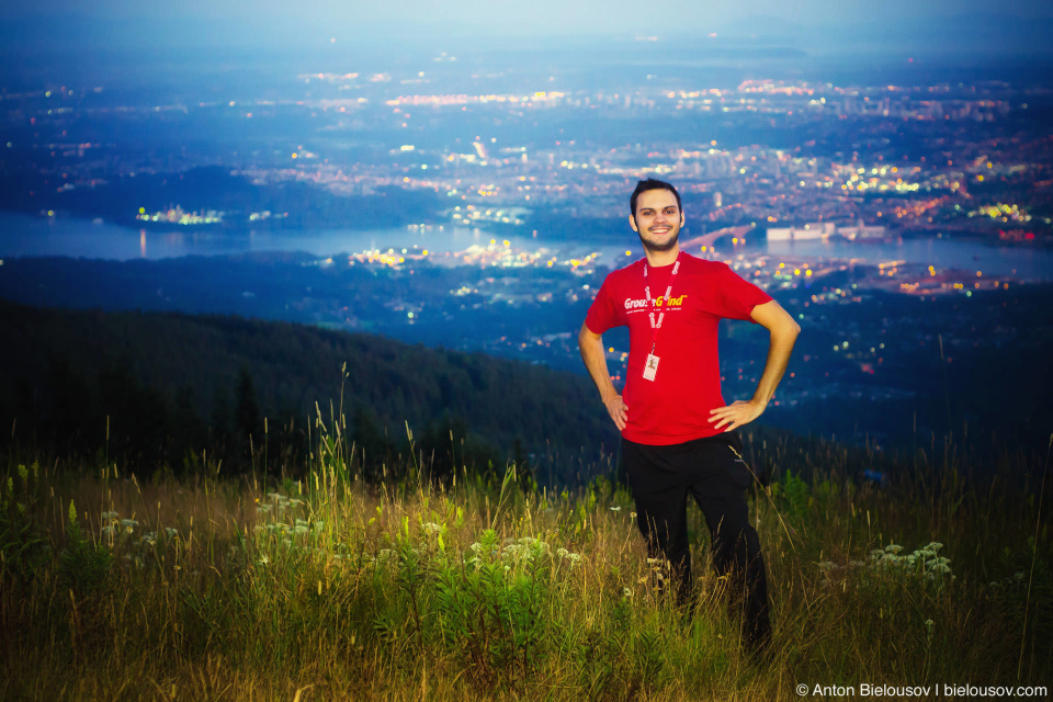 В заслуженной футболке с логотипом Grouse Grind на склоне Grouse Mountain