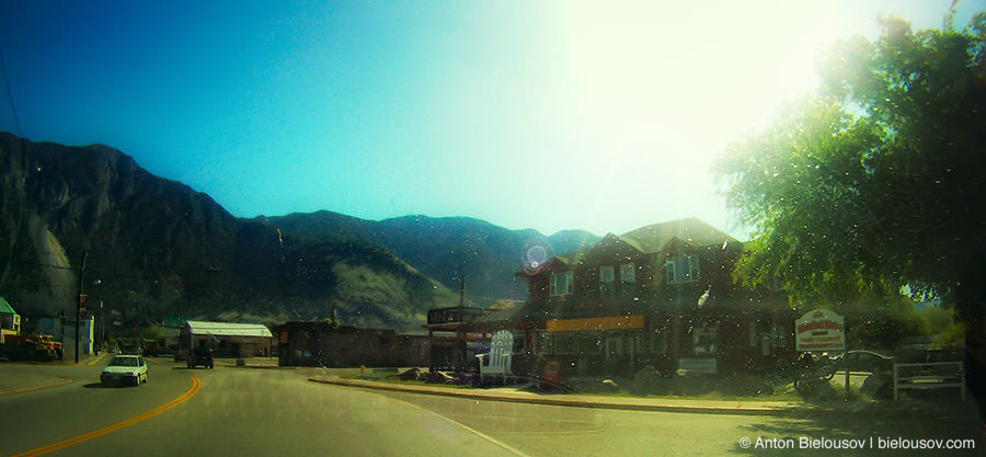 Restaurant in Keremeos, BC with burger challenge and another World largest chair