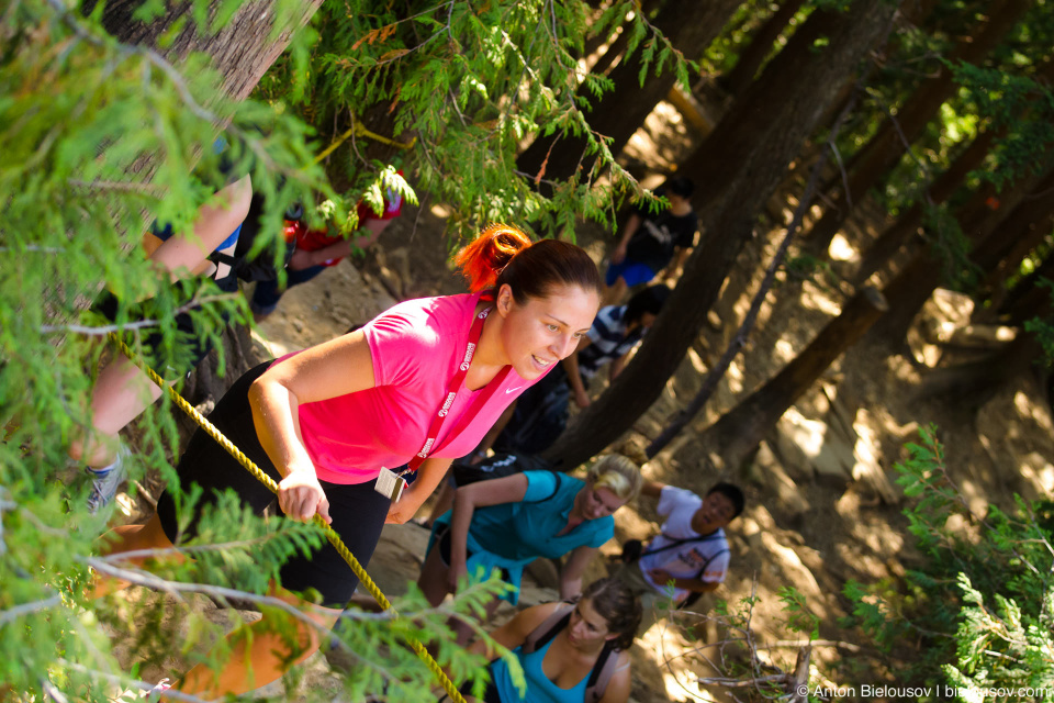 Вика заканчивает подъем на Grouse Grind