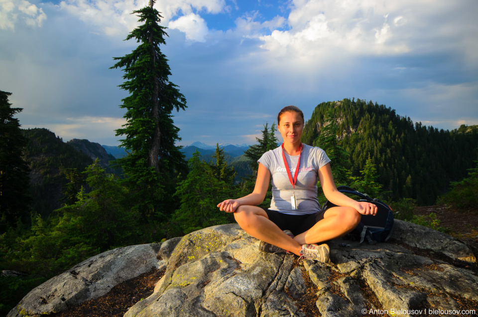 Вики в pаслуженной футболке Grouse Grind yа вершине горы Little Goat Mountain (1,323 м)