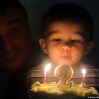 Антоша задувает свечи на именинном торте на 2 годика (Харьков, 2008) Антоша задувает свечи на именинном торте на 2 годика (Харьков, 2008)