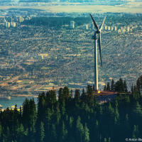 Вид на ветряную электростанцию The Eye of the Wind и Burnaby, BC с вершины горы Goat Mountain Вид на ветряную электростанцию The Eye of the Wind и Burnaby, BC с вершины горы Goat Mountain