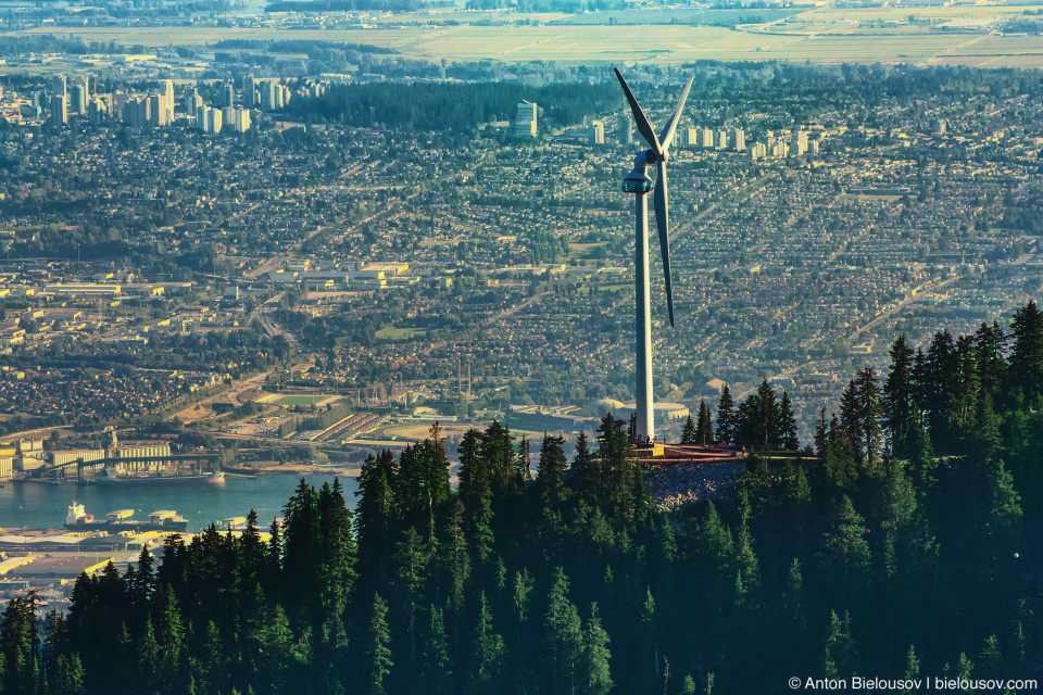 Вид на ветряную электростанцию The Eye of the Wind и Burnaby, BC с вершины горы Goat Mountain