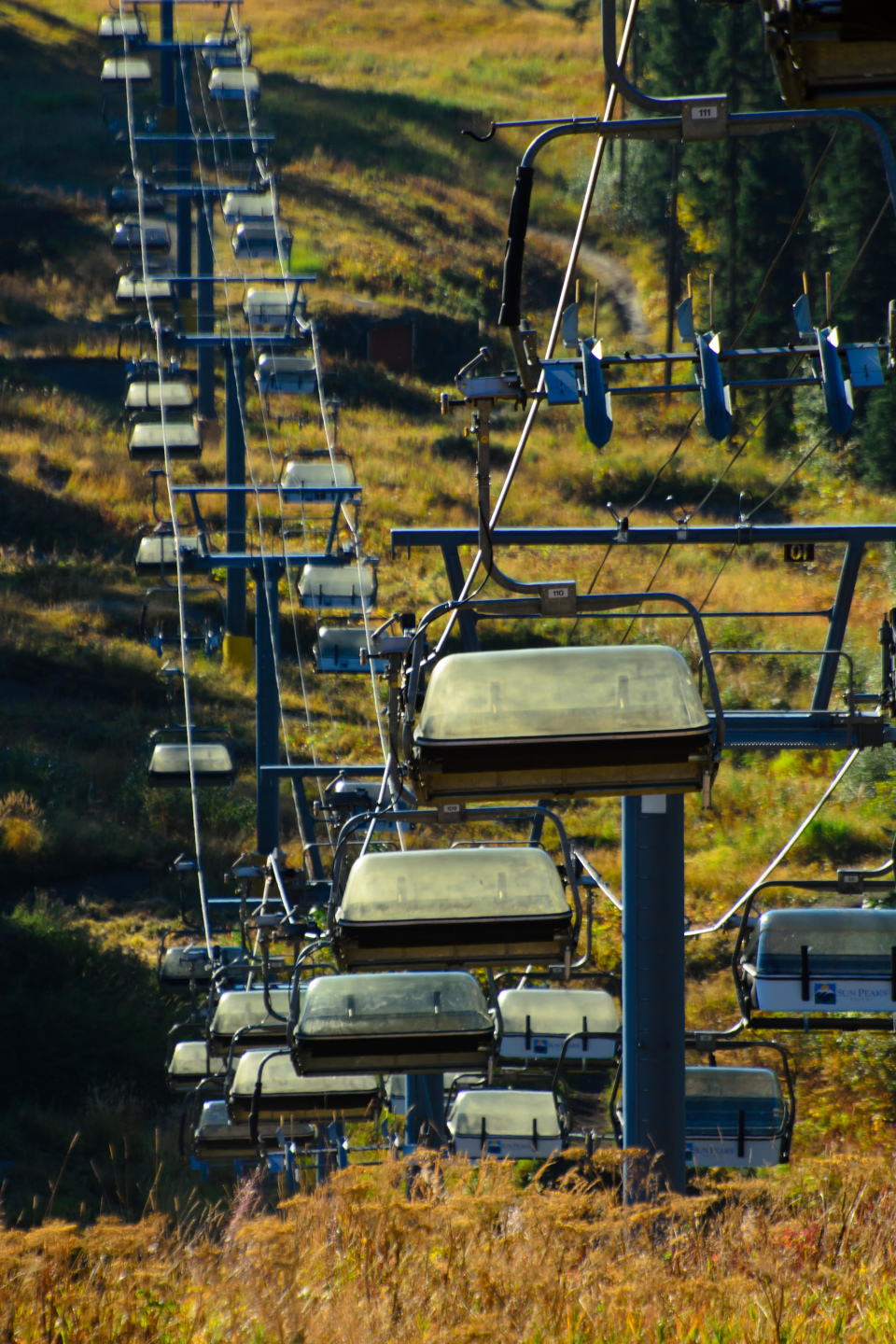 Подъемники на лыжном спуске в Sun Peaks