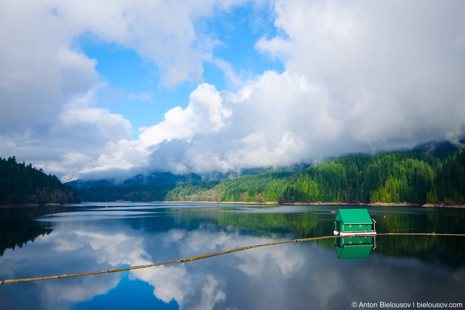 Озеро Capilano Lake поздней осенью