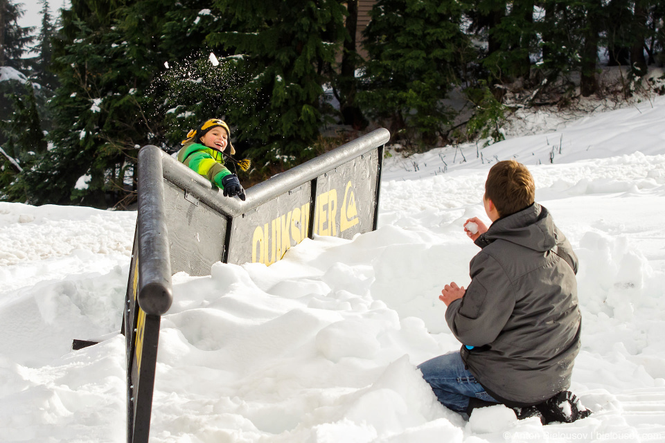 Играем в снежки на вершине Grouse Mountain