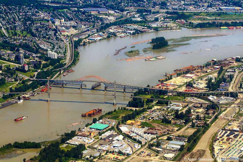 Аэрофото: Мост Pattullo Bridge, соединяющий населенные пункты Нью-Вестминстер (New Westminster) и Сюррей (Surrey)