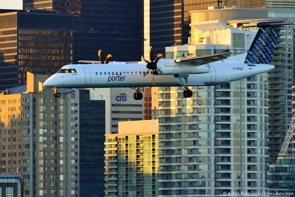 Самолет Портер совершает посадку на аэродроме на острове Торонто (Toronto Island)