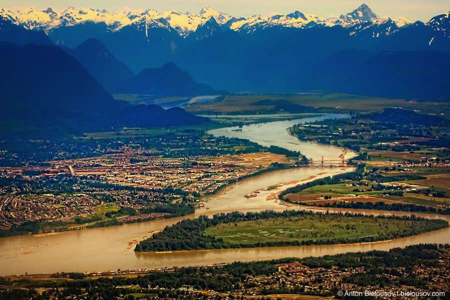 Долина реки Фрейзер (Fraser River) на восточном конце Ванкувера Фото с самолета: Долина реки Фрейзер (Fraser River) на восточном конце Ванкувера