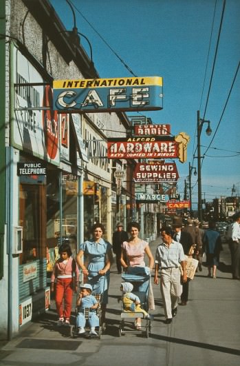 Улица Робсон, 1957 год. (© Fred Herzog—Courtesy of Equinox Gallery, Vancouver)