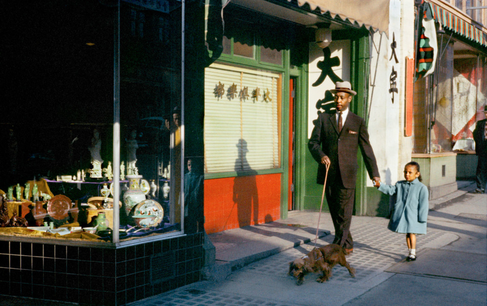 Чернокожий мужчина на Пендер, 1958 год. (© Fred Herzog—Courtesy of Equinox Gallery, Vancouver)