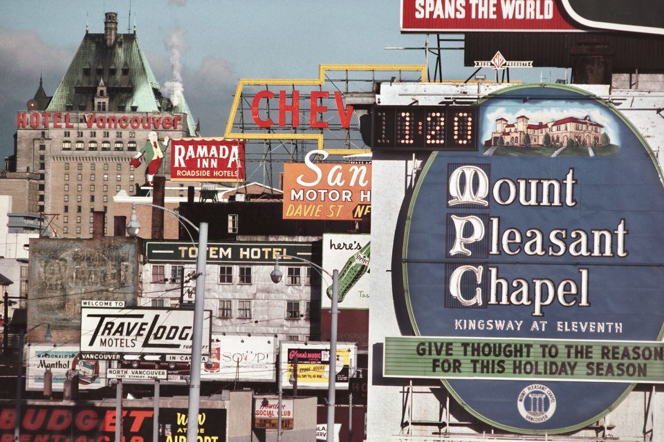 Granville St., вид с Грэнвилльского моста, 1960 год. (© Fred Herzog—Courtesy of Equinox Gallery, Vancouver)