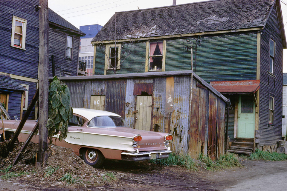 Новый Понтиак, 1957 год. (© Fred Herzog—Courtesy of Equinox Gallery, Vancouver)