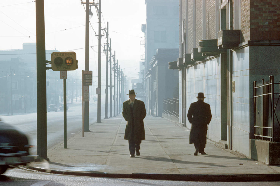 Два мужчины в тумане, 1958 год. (© Fred Herzog—Courtesy of Equinox Gallery, Vancouver)